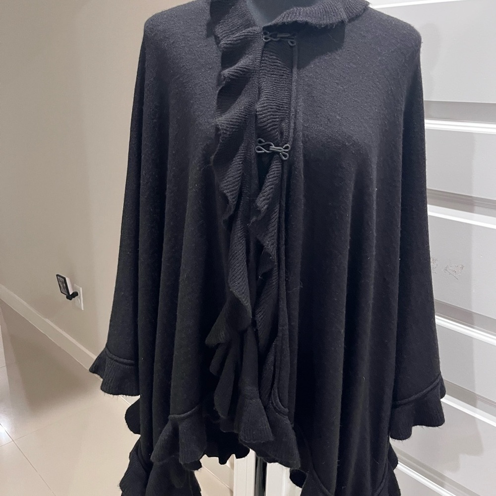 Black Ruffled Cape - Picture 7 of 11